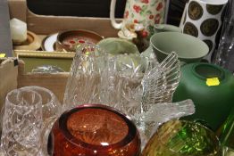 A TRAY OF ASSORTED GLASSWARE TO INCLUDE STUDIO GLASS ETC, TOGETHER WITH A TRAY OF ASSORTED