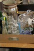 A TRAY OF ASSORTED GLASS WARE AND STONEWARE TO INCLUDE CAITHNESS BUD VASES, VARIOUS ANTIQUE
