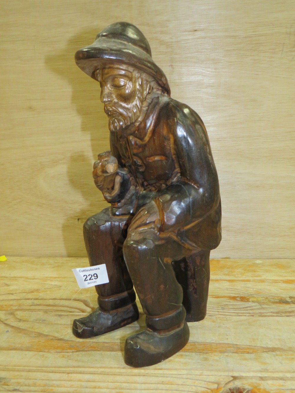 A CARVED WOODEN FIGURE OF A SEATED MAN - Image 2 of 2