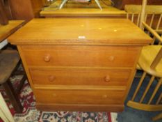 A MODERN OAK THREE DRAWER CHEST W-86 CM