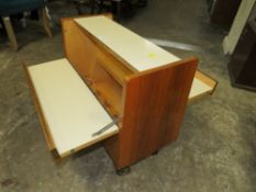 A MID-CENTURY FOLD-OUT DRINKS CABINET H-61 W-62.5 CM