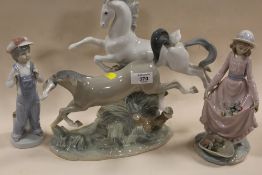 A LLADRO HORSE FIGURE - WITH DAMAGES BUT LEGS PRESENT, TOGETHER WITH TWO FURTHER LLADRO FIGURES -