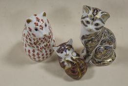 THREE ROYAL CROWN DERBY PAPERWEIGHTS COMPRISING MAJESTIC CAT - LIMITED EDITION 972 / 3500 WITH