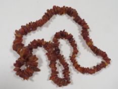 AN OLD NATURAL BUTTERSCOTCH AMBER NECKLACE, APPROX 35g