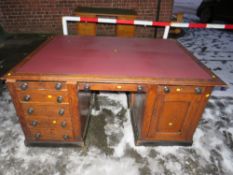AN ANTIQUE PINE LEATHER TOPPED PARTNERS DESK H-77 W-168 CM