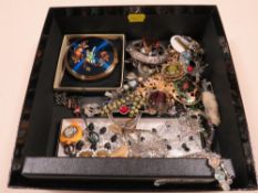 A BOX OF ASSORTED VINTAGE COSTUME JEWELLERY TO INCLUDE SCOTTISH THEMED BROOCHES, POWDER COMPACT ETC