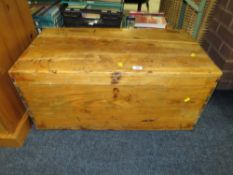 AN ANTIQUE PINE BLANKET BOX W-85 CM
