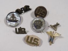 A COLLECTION OF ARMY RELATED BADGES AND BROOCHES
