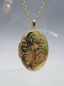 A HALLMARKED 9CT GOLD PENDANT LOCKET, indistinct marks to loop, suspended on a 9ct gold belcher
