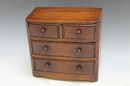 A MAHOGANY MINIATURE CHEST OF DRAWS, H 20.5 cm