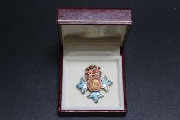A HALLMARKED SILVER GILT AND ENAMEL BRITISH EMPIRE BROOCH WITH EMPIRE MEDAL BOX, H 3.5 cm