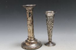 AN ORNATE WILLIAM COMYNS HALLMARKED SILVER VASE - LONDON 1901,having a filled base, H 16 cm,