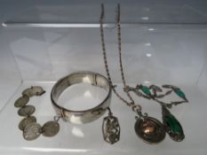 A COLLECTION OF SILVER AND WHITE METAL VINTAGE COSTUME JEWELLERY, to include a hallmarked silver