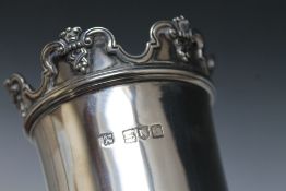 A HALLMARKED SILVER VASE BY DANIEL & JOHN WELLBY - LONDON 1898, approx weight 195g, H 14 cm