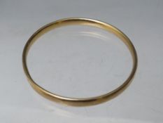 A CHESTER HALLMARKED 9CT GOLD BANGLE, internal Dia. 7 cm