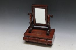 A MAHOGANY MINIATURE DRESSING TABLE MIRROR WITH DRAWS, H 29 cm