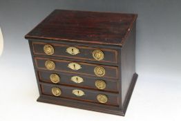 A MAHOGANY DESK TOP CHEST OF FOUR DRAWS, W 36 cm