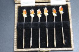 A NOVELTY SET OF HALLMARKED SILVER AND ENAMEL 'WITCHES ON BROOMSTICKS' COCKTAIL STICKS, L 8 cm, in