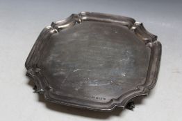 A HALLMARKED SILVER SALVER BY VINERS - SHEFFIELD 1959, approx weight 630g, W 26.5 cm