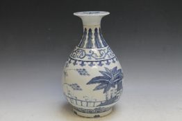 AN ORIENTAL WINE VASE WITH TWIST LOCK COVER, six character mark to base, H 29.5 cm