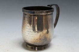 A HALLMARKED SILVER TANKARD BY H PIDDUCK & SONS - LONDON 1938, approx weight 340g, H 1125 cm