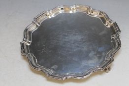 A HALLMARKED SILVER SALVER BY BARKER BROTHERS SILVER LTD - BIRMINGHAM 1933. approx weight 555g,