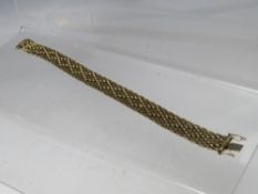 A HALLMARKED 9CT GOLD BRACELET, approximate weight 21 g, S/D