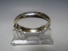A HALLMARKED SILVER HINGED BANGLE