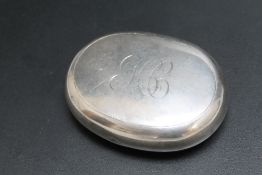 A LARGE HALLMARKED SILVER SQUEEZE ACTION SNUFF BOX BY GEORGE UNITE - BIRMINGHAM 1913, approx