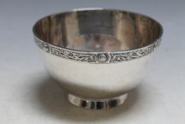 A HALLMARKED SILVER BOWL BY WAKELY & WHEELER - LONDON 1944, with Celtic style band to rim, approx
