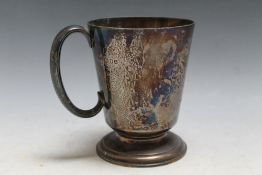 A HALLMARKED SILVER FOOTED TANKARD BY H PIDDUCK & SONS - LONDON 1936, approx weight 330g, H 12.5 cm
