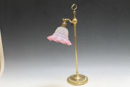 A BRASS TABLE LAMP WITH FRILL GLASS SHADE, H 53 cm