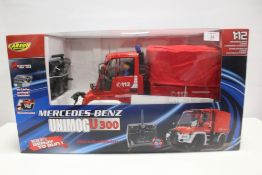 A LARGE 1:12 SCALE CARSON RADIO CONTROLLED MERCEDES BENZ UNIMOG U300 FIRE VEHICLE
