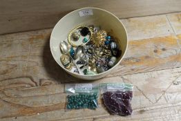A QUANTITY OF COSTUME JEWELLERY TO INC LARGE MURANO GLASS BEADS