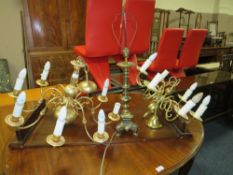 TWO TRADITIONAL BRASS EFFECT CHANDELIERS, A PAINTED CHANDELIERS AND A TABLE LAMP (4)