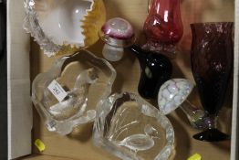 A TRAY OF ASSORTED GLASSWARE TO INCLUDE WEDGWOOD, STUDIO GLASS ETC