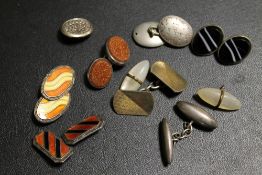 A QUANTITY OF ANTIQUE AND VINTAGE ODD CUFFLINKS