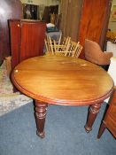 A SMALL VICTORIAN MAHOGANY WIND-OUT DINING TABLE WITH THREE SPARE LEAVES L-120 CM EXTENDED 236