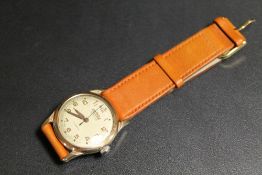 A GENTS ROAMER POPULAR WRISTWATCH WITH LINEN DIAL