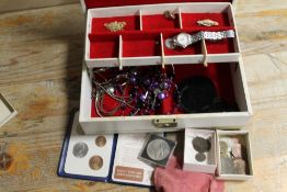 A VINTAGE JEWELLERY BOX AND CONTENTS TO INCLUDE A 9CT MOURNING BROOCH, FINE YELLOW METAL CHAINS,