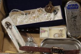 A SMALL QUANTITY OF VINTAGE JEWELLERY AND COLLECTABLES TO INCLUDE CAP BADGE ETC