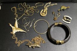 A SMALL QUANTITY IF YELLOW METAL ETC TO INCLUDE A GILT MOUNTED BANGLE