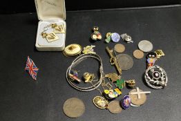 A SMALL QUANTITY OF VINTAGE BROOCHES, BADGES ETC