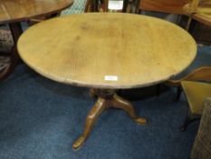 AN ANTIQUE STYLE OAK PEDESTAL TABLE