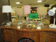 A COLLECTION OF SIX ASSORTED TABLE LAMPS TO INCLUDE A BANKERS LAMP