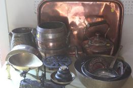 A SELECTION OF COPPER AND BRASS TO INCLUDE A COPPER KETTLE, SCALES AND WEIGHTS ETC