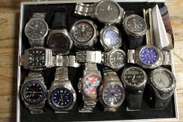 A DISPLAY CASE CONTAINING ASSORTED WRISTWATCHES TO INCLUDE CASIO ETC