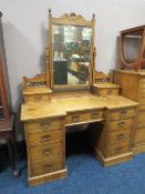 AN EDWARDIAN OAK DRESSING TABLE W-122 CM