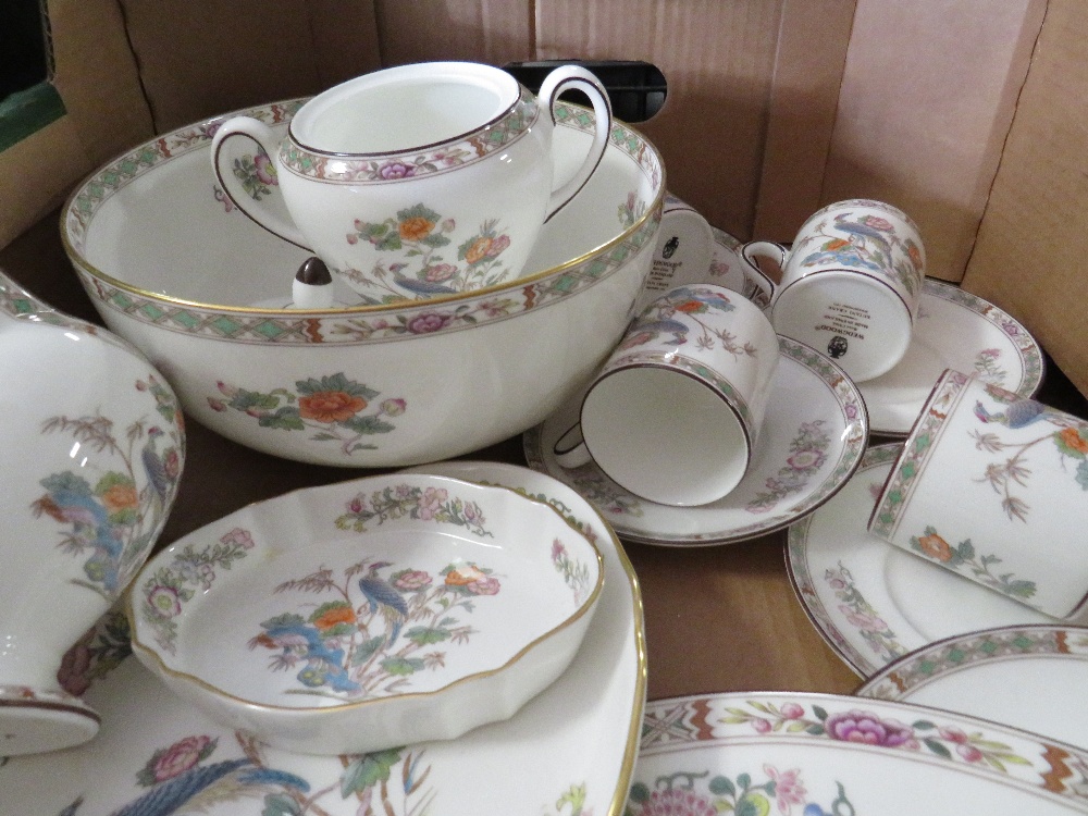 TWO TRAYS OF WEDGWOOD 'KUTANI CRANE' PATTERN COFFEE SET, DECORATIVE VASES, TRINKETS ETC - Image 5 of 7