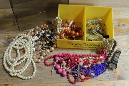 A SMALL QUANTITY OF COSTUME JEWELLERY